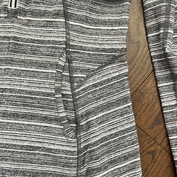 Lululemon 1/4 zip size 6 - Picture 2 of 11